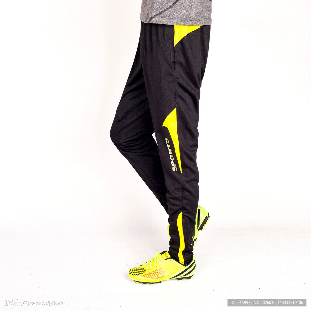 男士运动长裤搭配亮眼球鞋