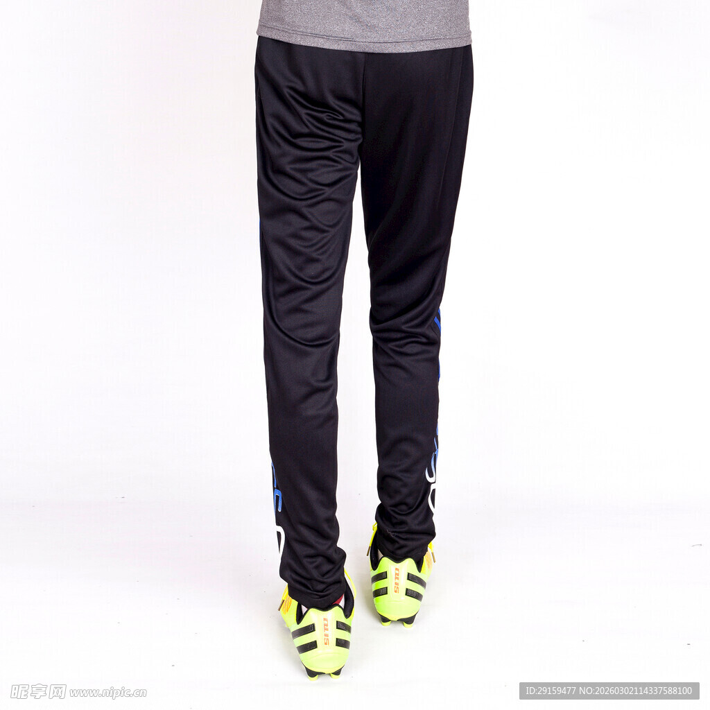 黑色运动裤搭配亮色运动鞋