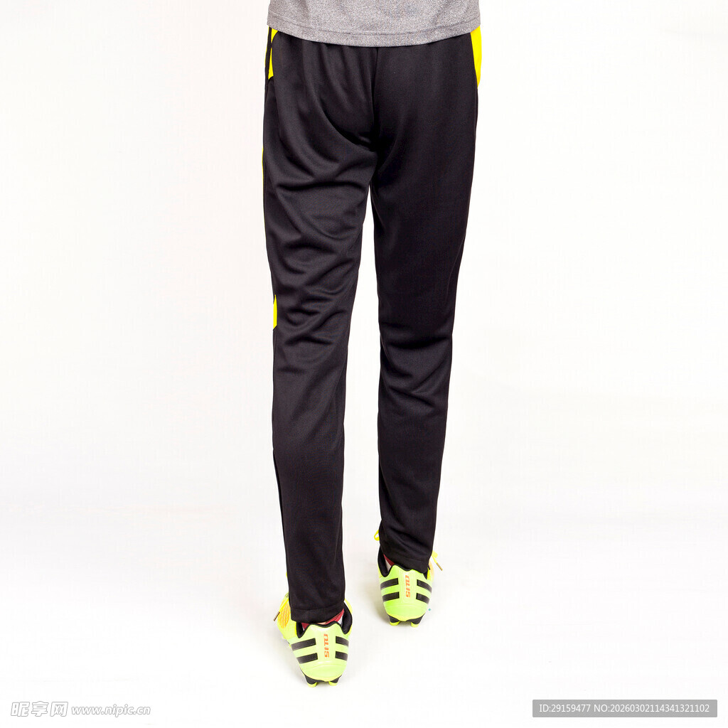 黑色运动长裤搭配运动鞋