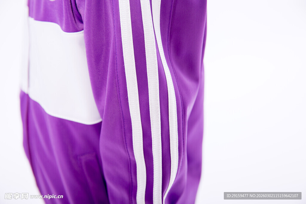 紫色条纹运动服饰局部
