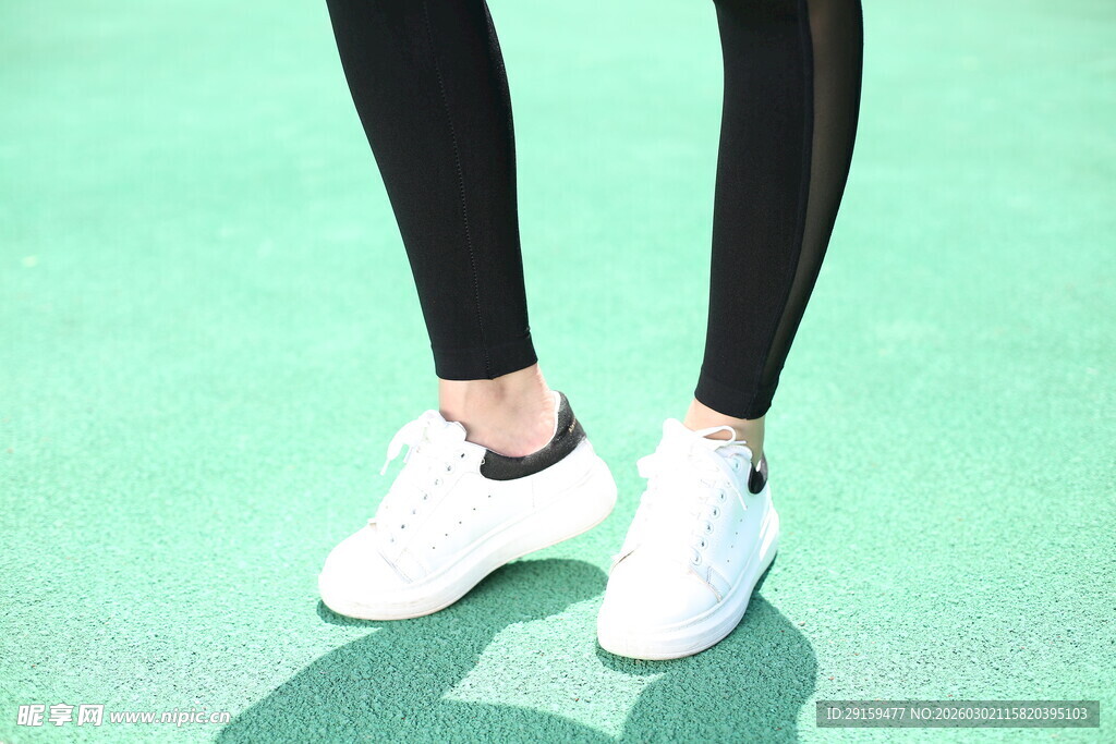 女士白色运动鞋搭配紧身裤