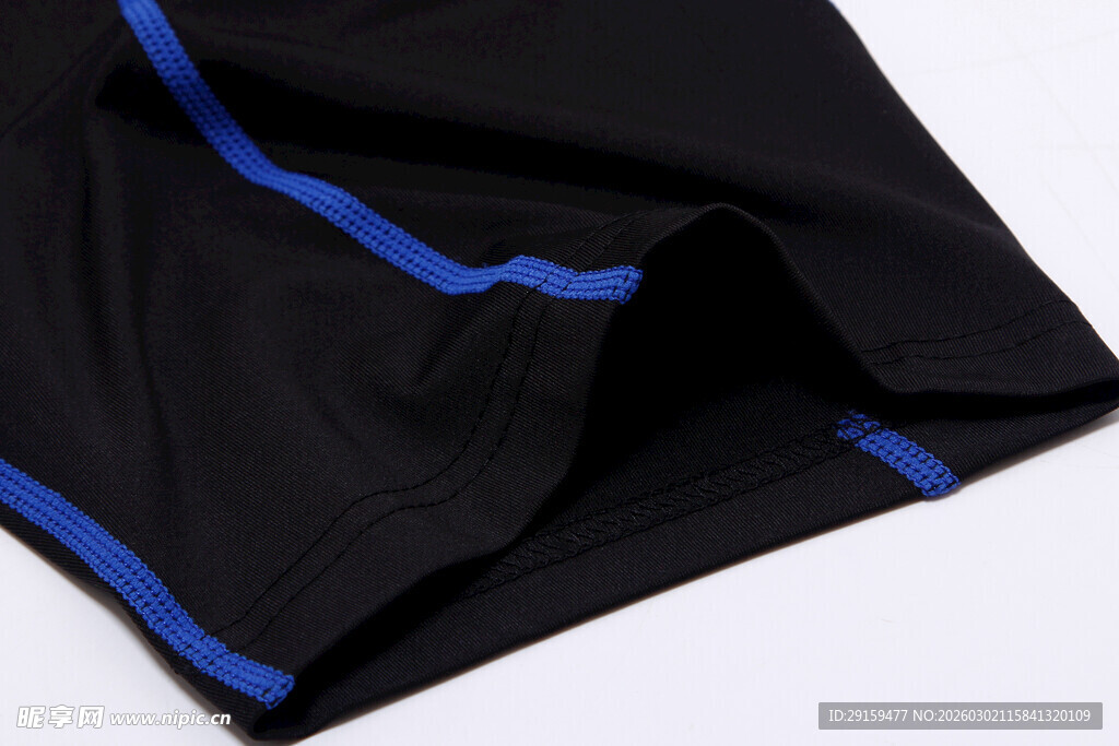黑色带蓝边衣物局部特写