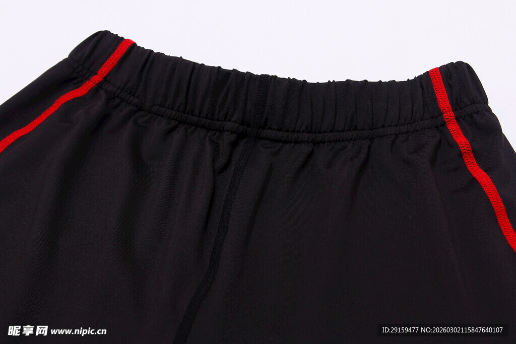 黑色运动裤侧边红条纹