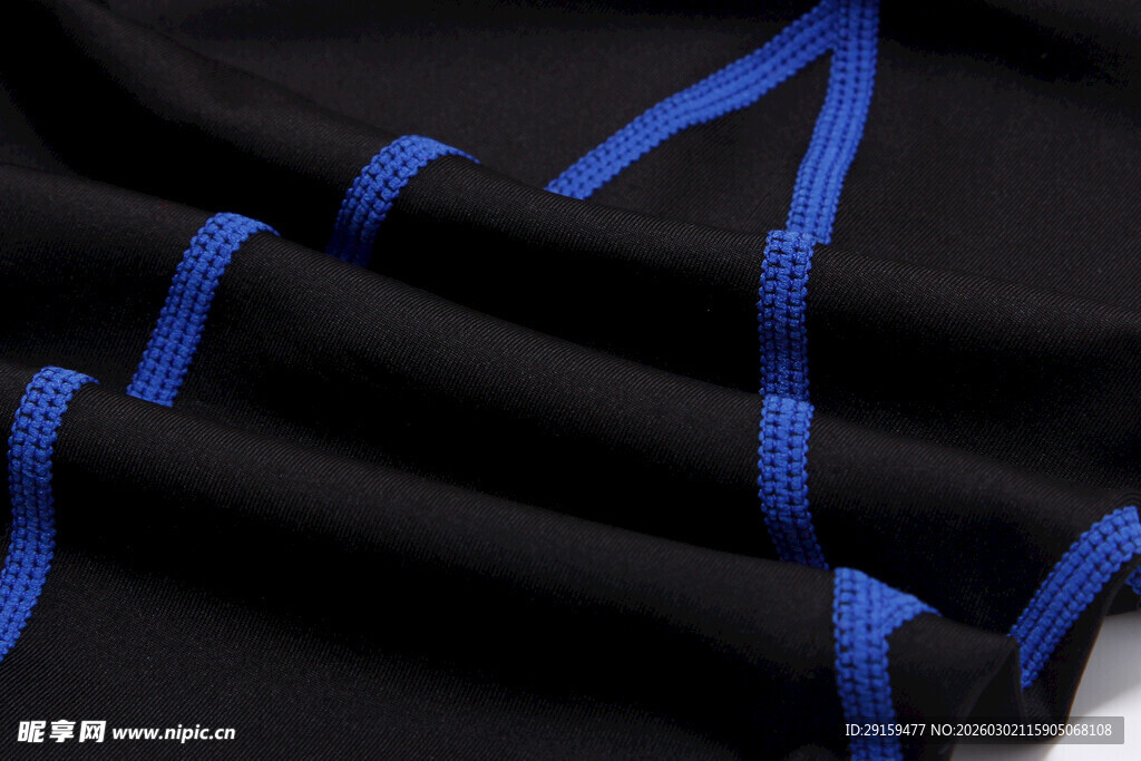 黑色布料上的蓝色线条装饰