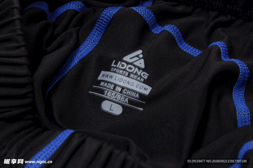 阿迪达斯运动裤细节特写