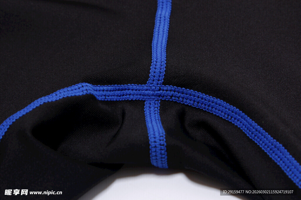 黑色衣物蓝色缝线细节