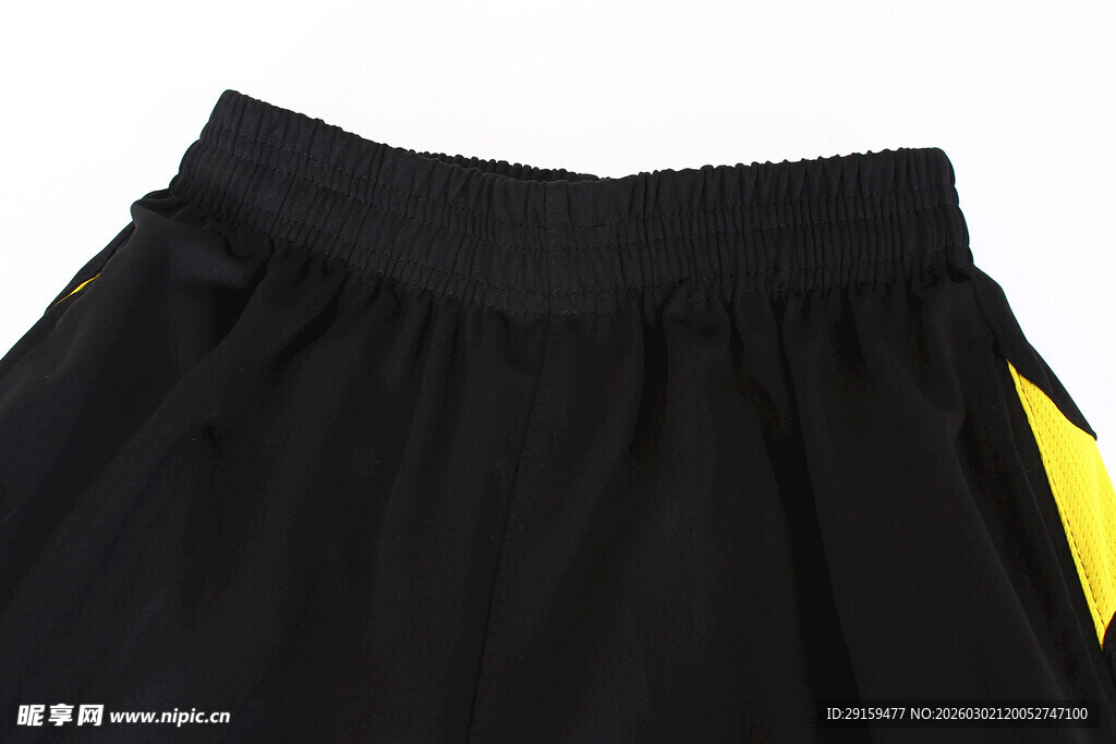 黑色运动短裤侧边黄饰