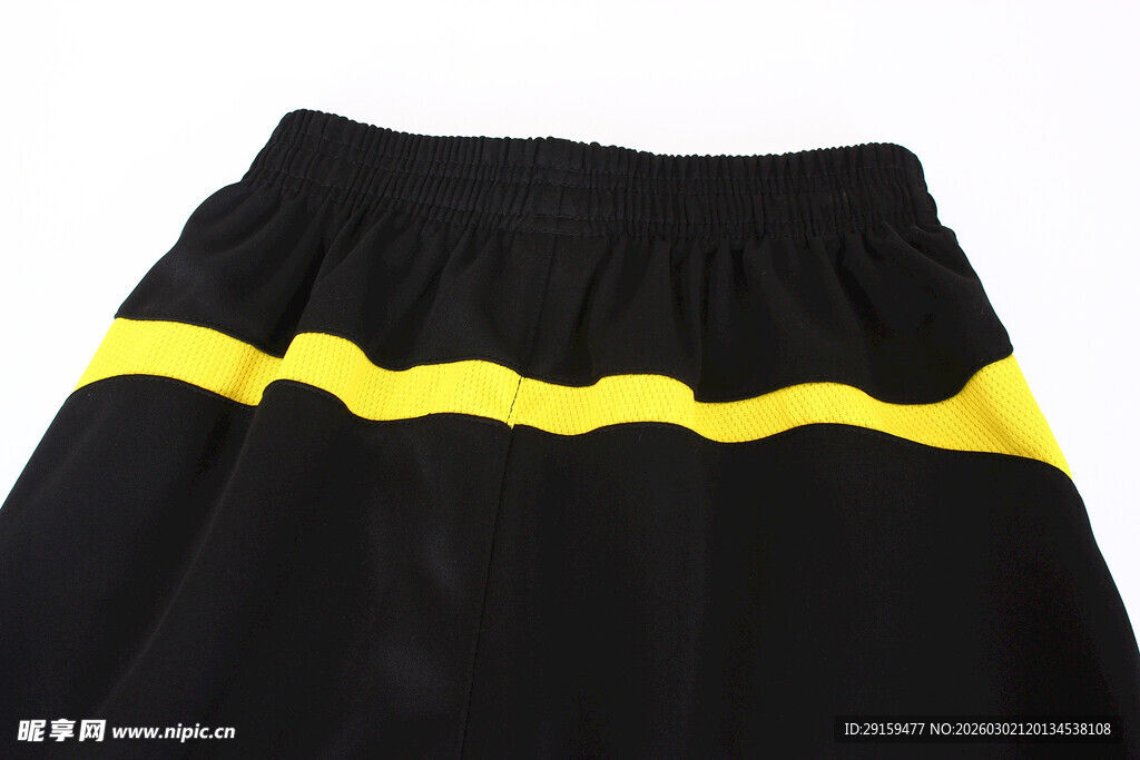 黑色裤子配黄色波浪饰边