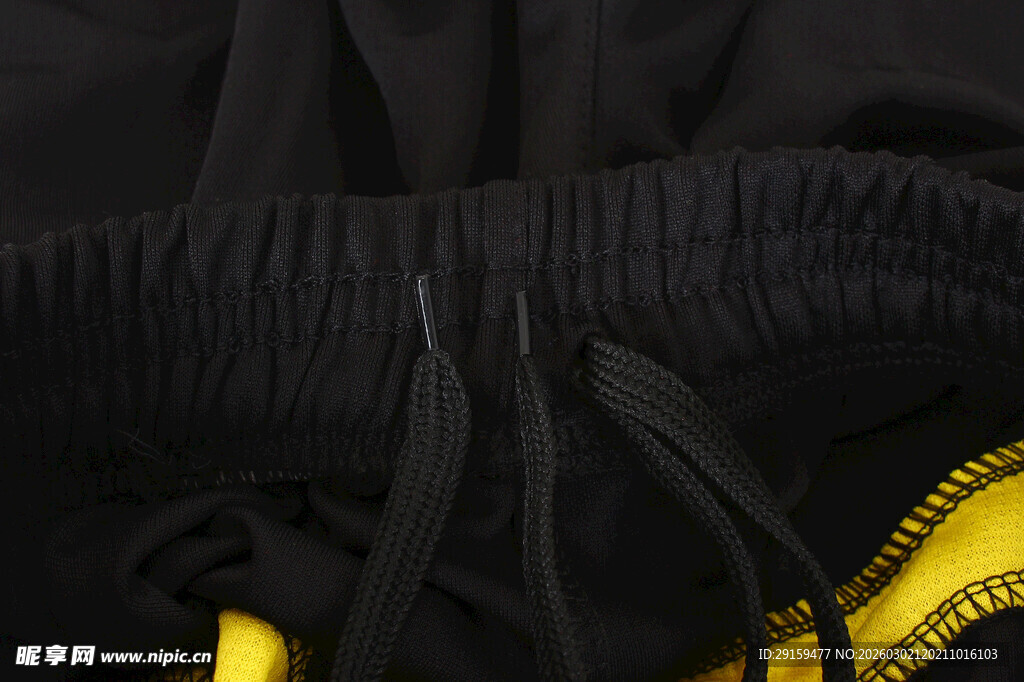 黑色运动裤裤脚细节
