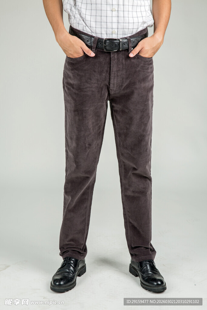 男士深棕灯芯绒长裤展示