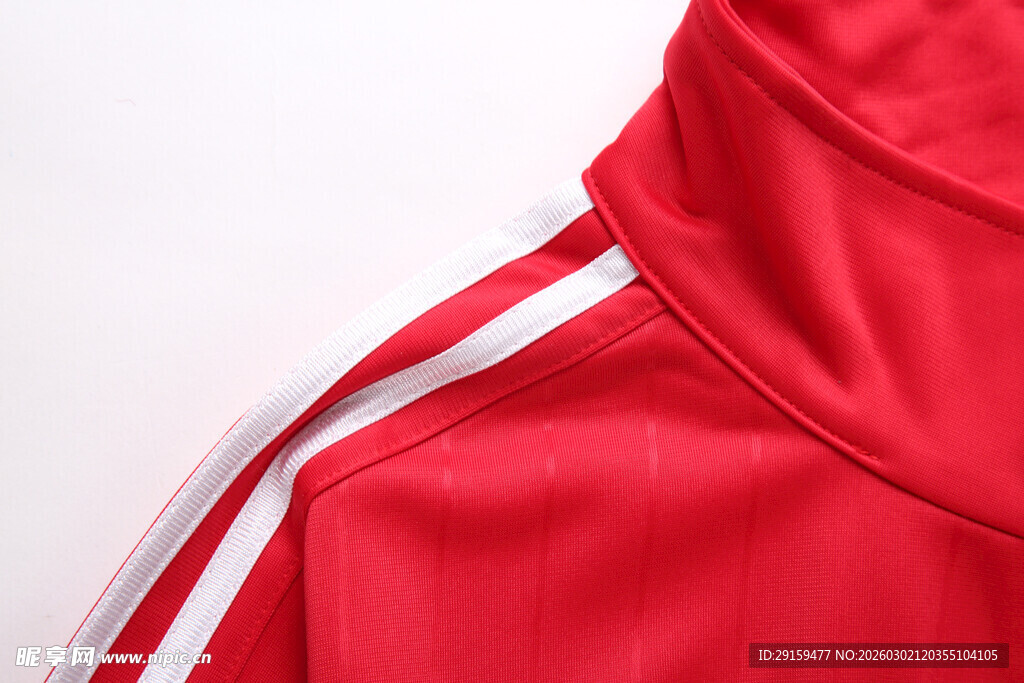 红色运动上衣细节特写