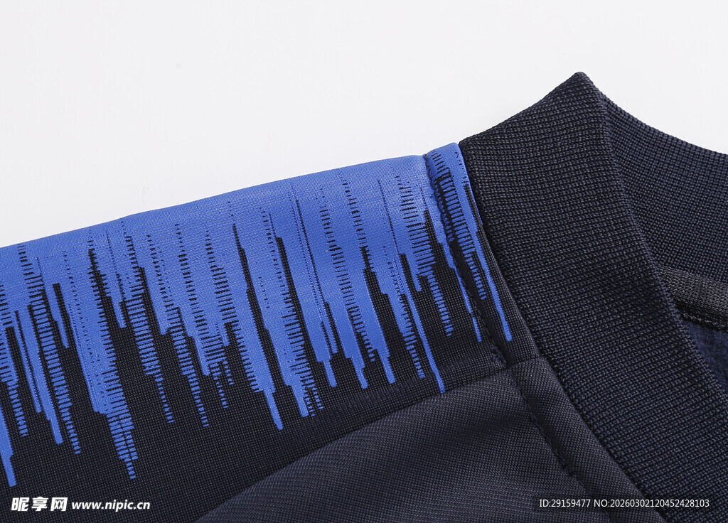 黑色衣物上的蓝色条纹装饰