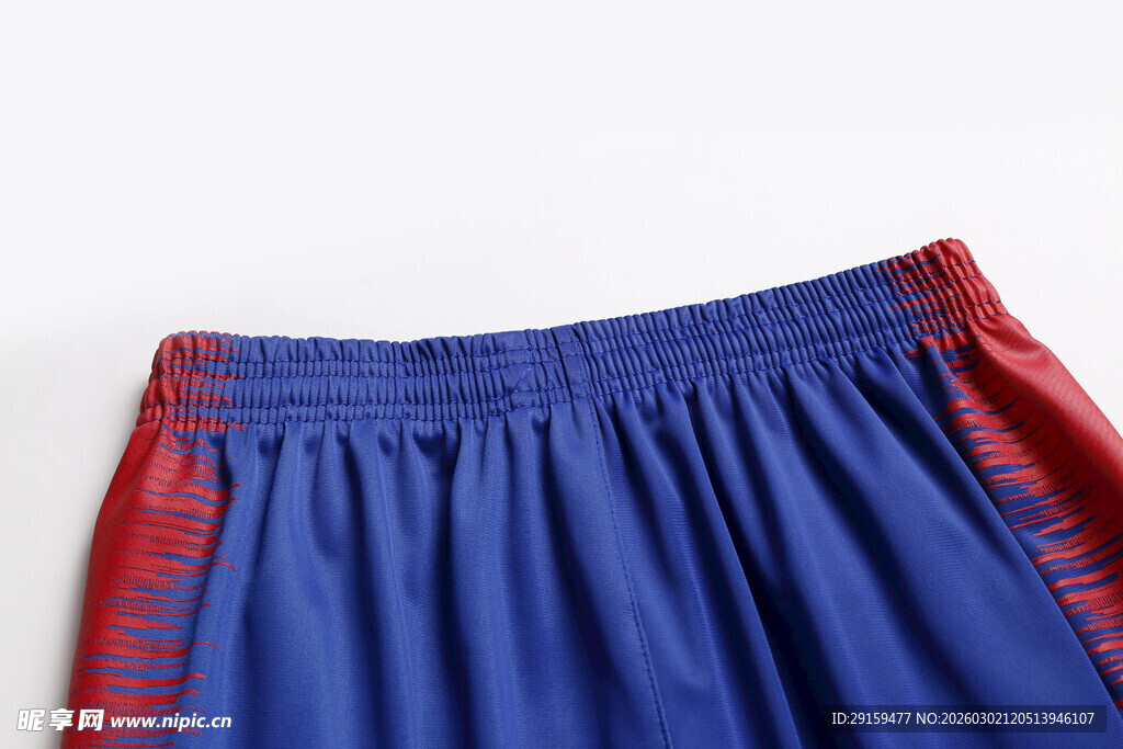 蓝色运动短裤侧边红色装饰