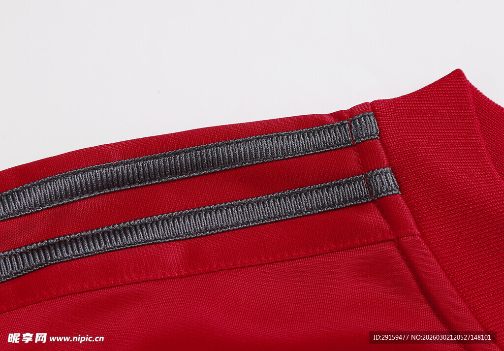 红色双拉链设计衣物细节