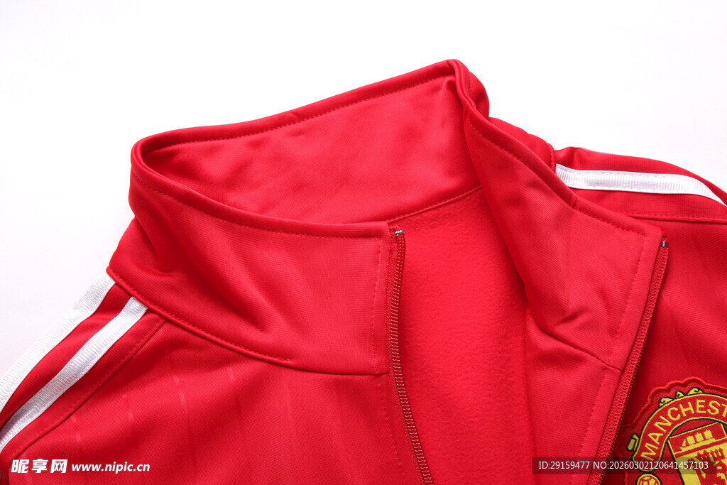 红色运动外套细节展示