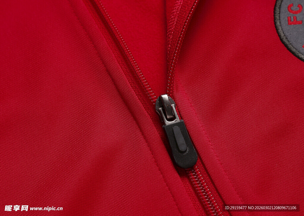 红色衣物拉链细节特写
