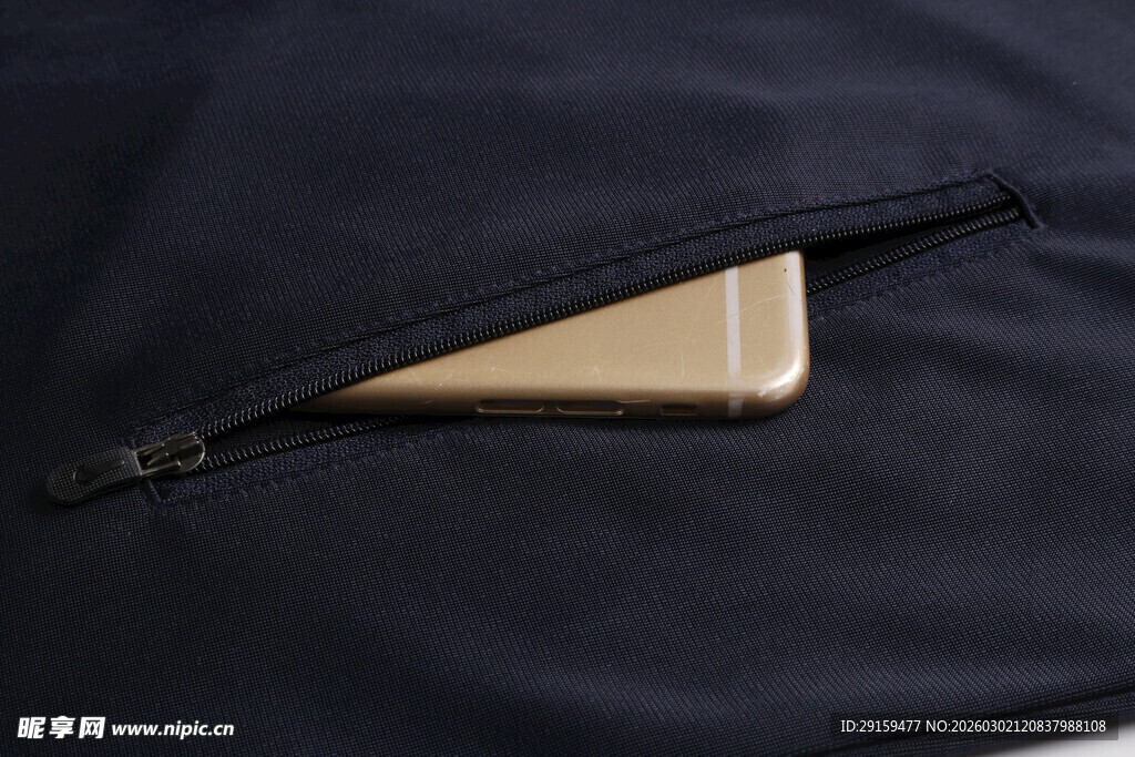 黑色衣物口袋中的金色手机