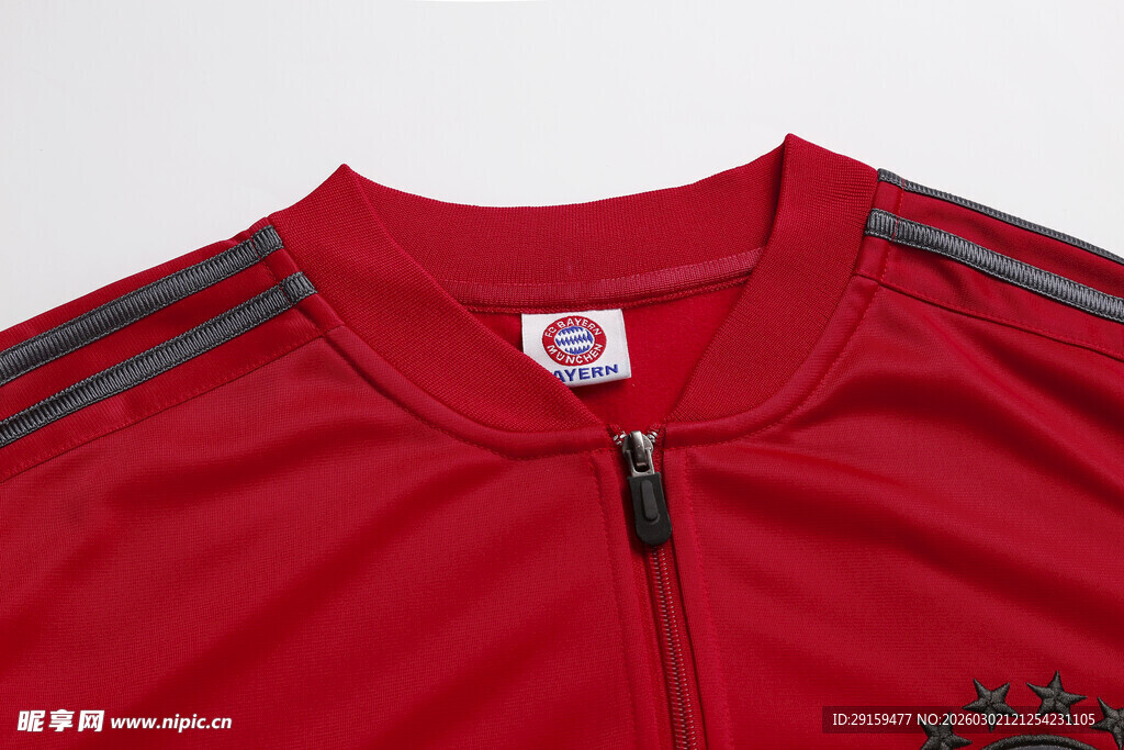 红色运动外套细节特写