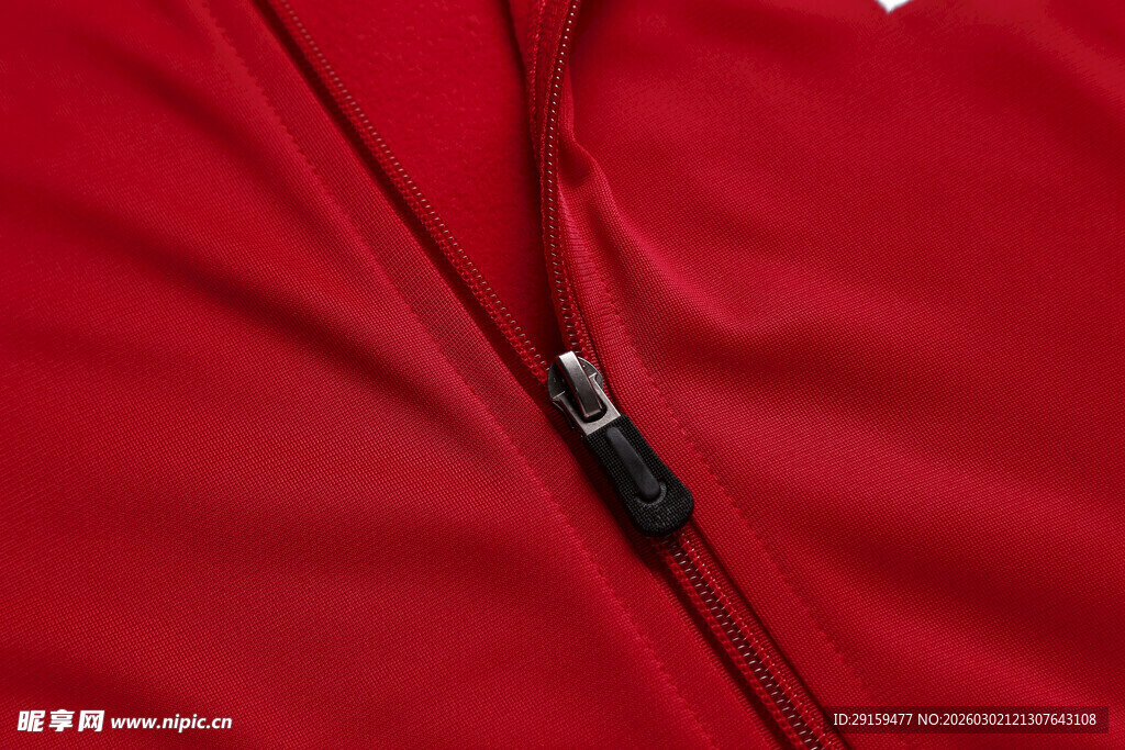 红色衣物拉链特写