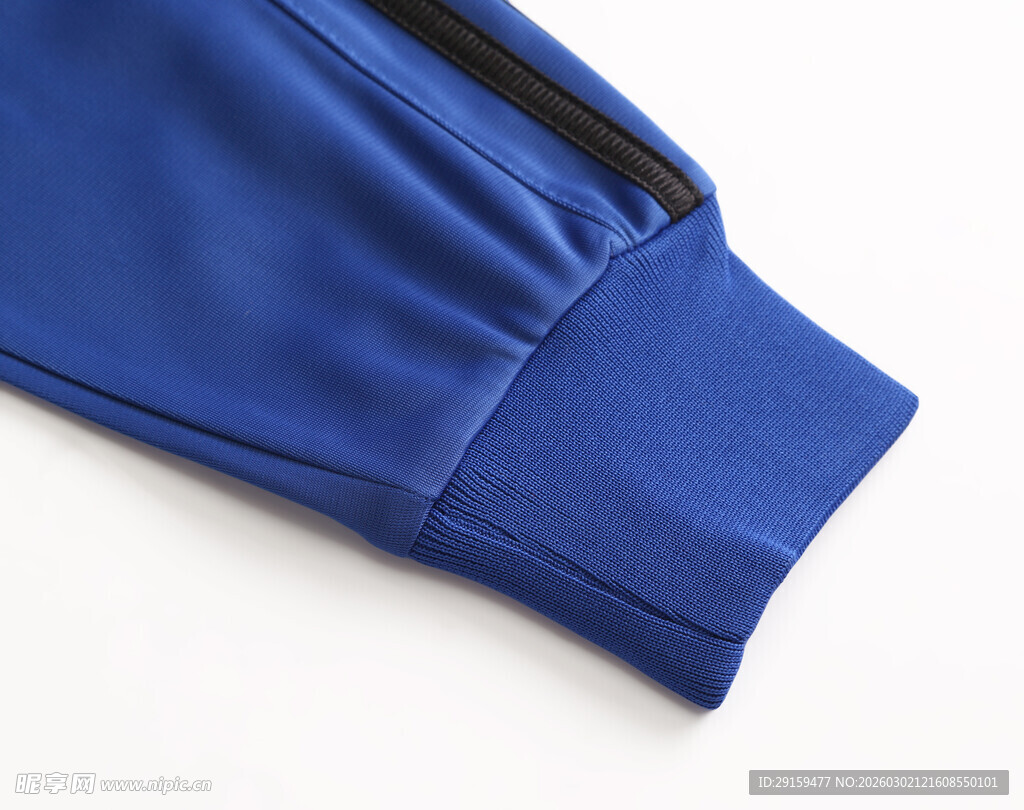 蓝色运动裤袖口细节