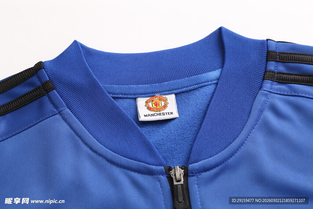 蓝色运动外套领口特写