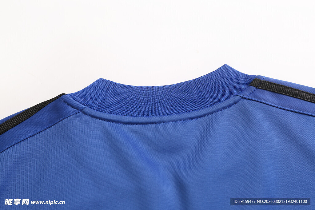 蓝色运动上衣衣领特写