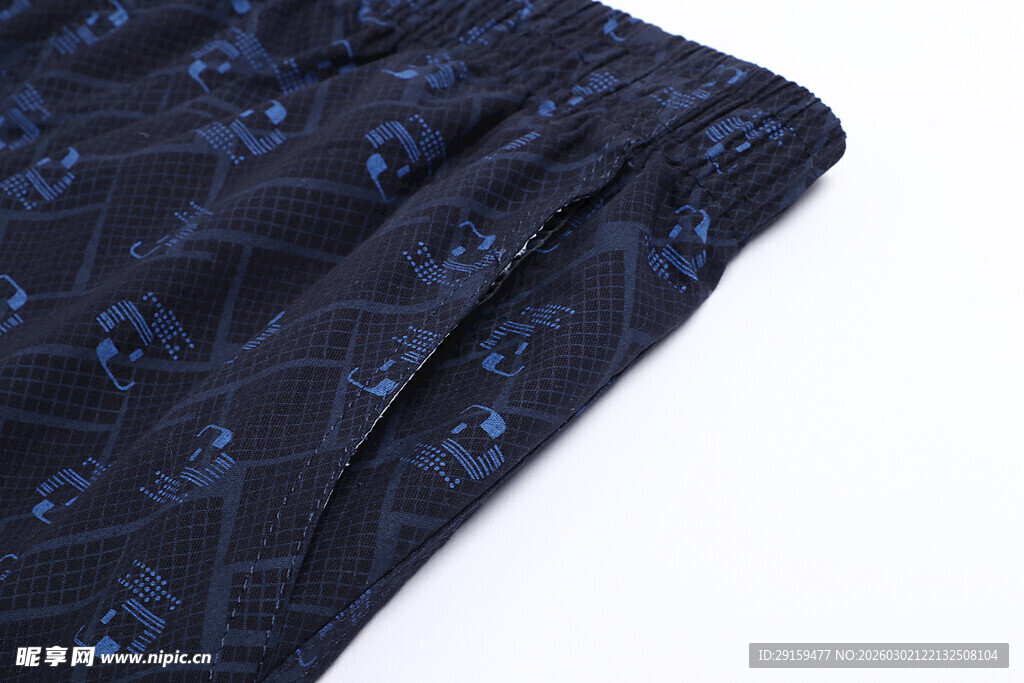 深蓝色印花短裤细节特写