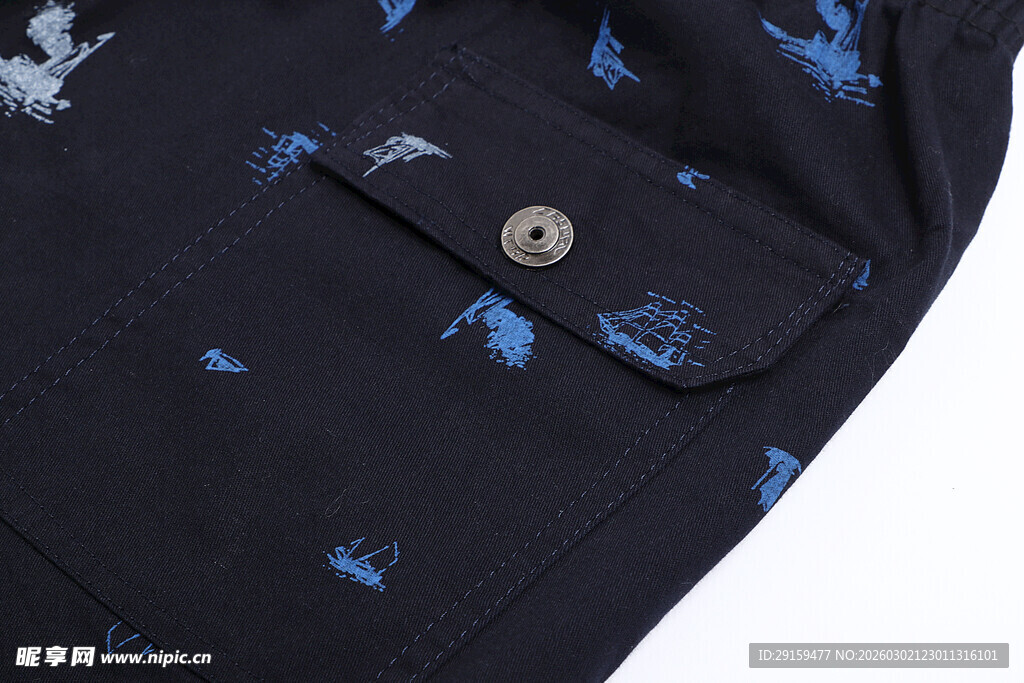 黑色印花衣物细节特写