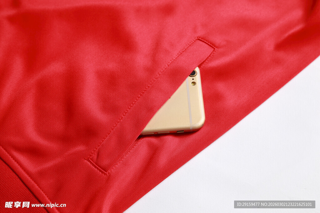 红色布料上的金色小物件