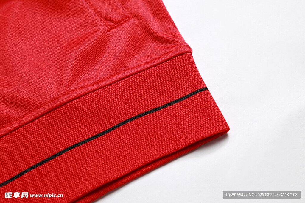红色衣物袖口细节特写