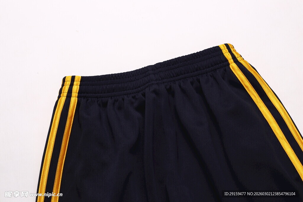 黑色侧边黄条纹运动短裤