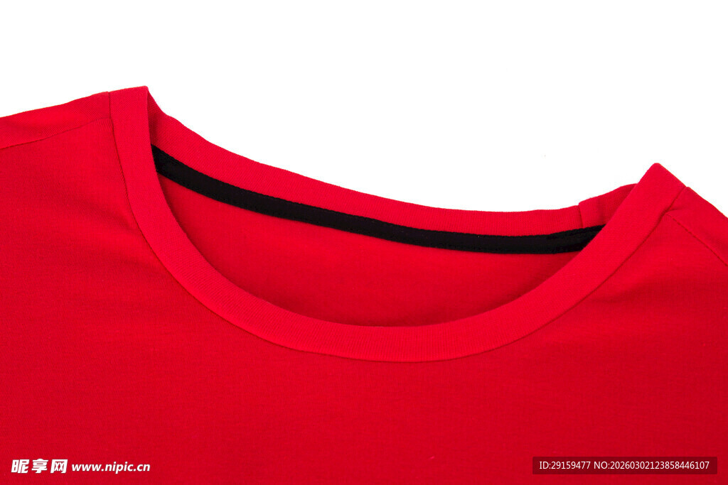 红色圆领T恤细节展示
