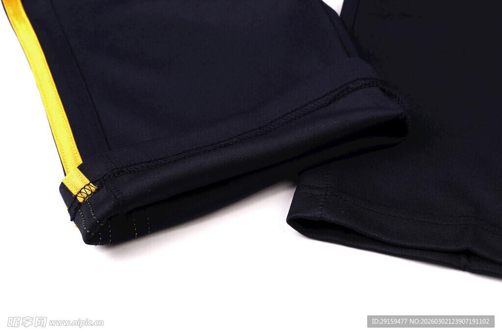 黑色带黄边运动裤侧边细节