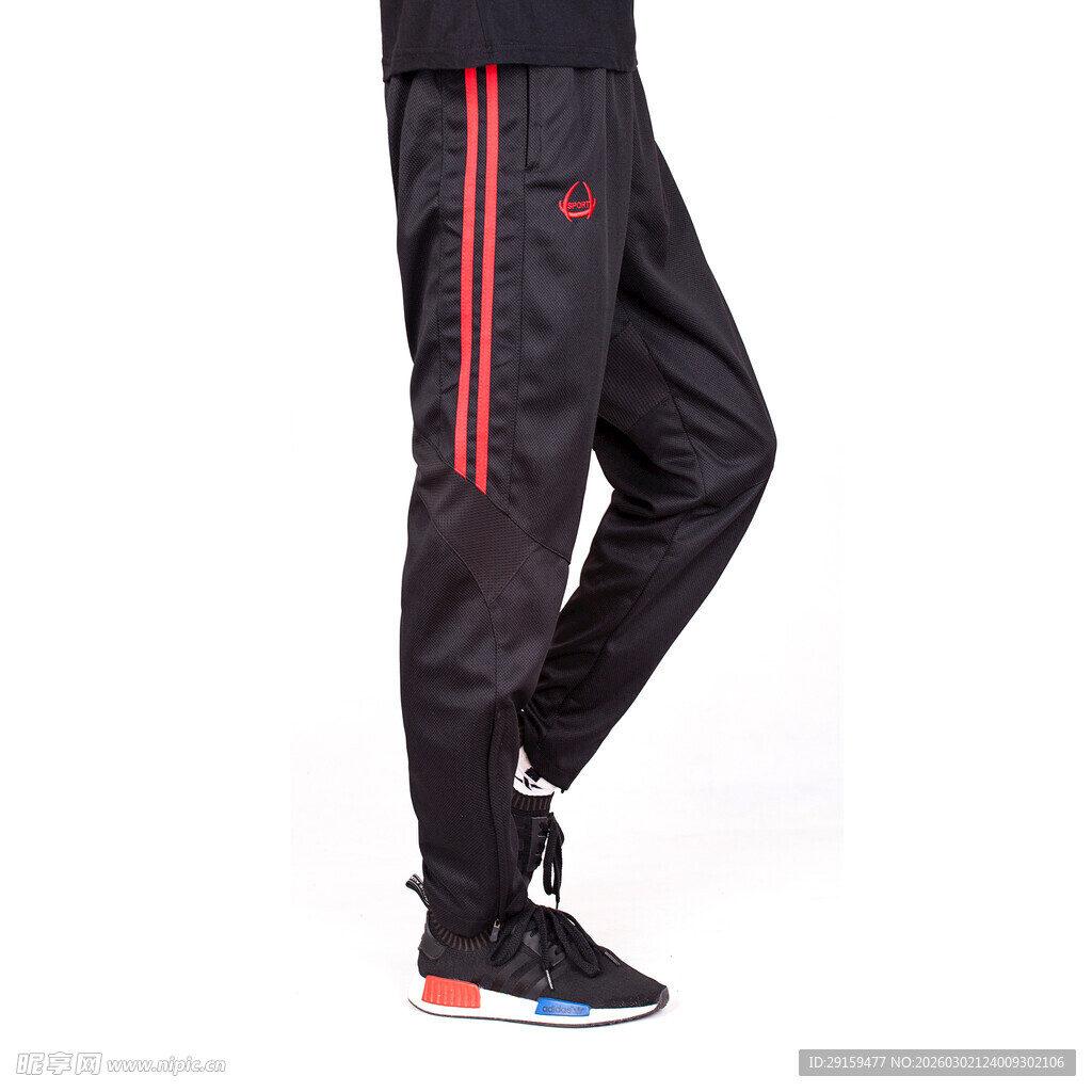 黑色运动长裤配多彩运动鞋