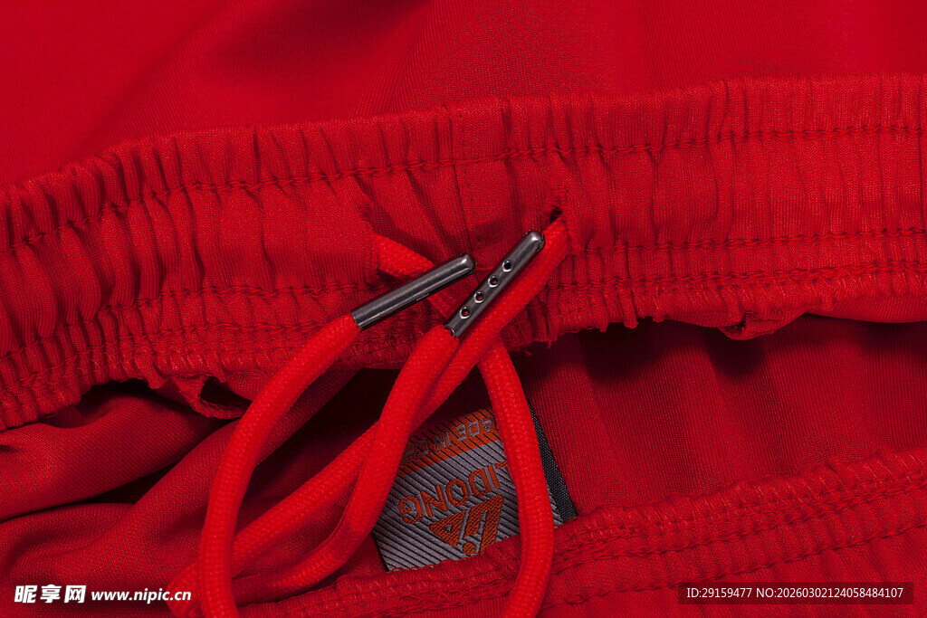 红色衣物抽绳细节特写