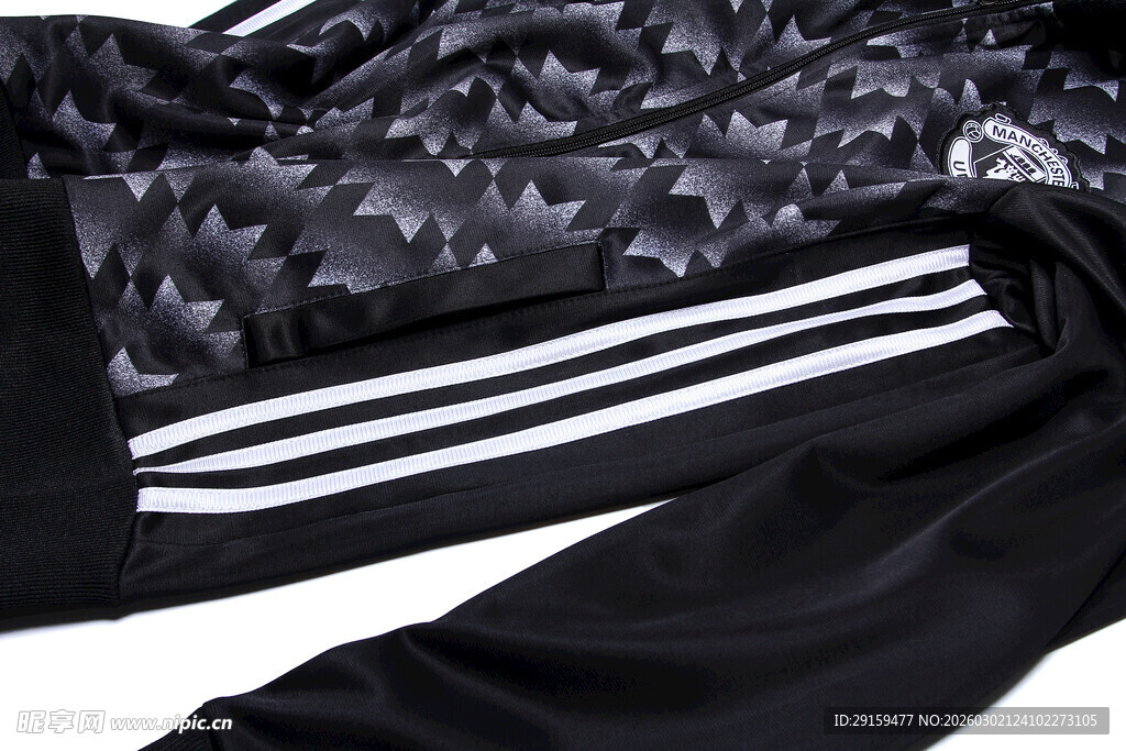 黑色条纹运动外套展示