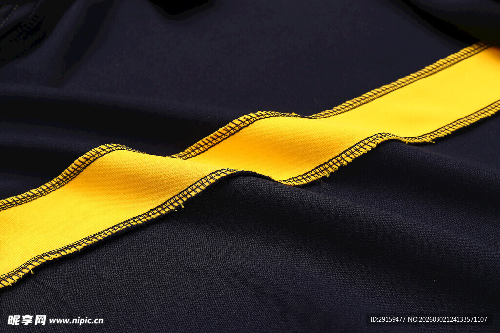黑色布料上的黄色波浪丝带