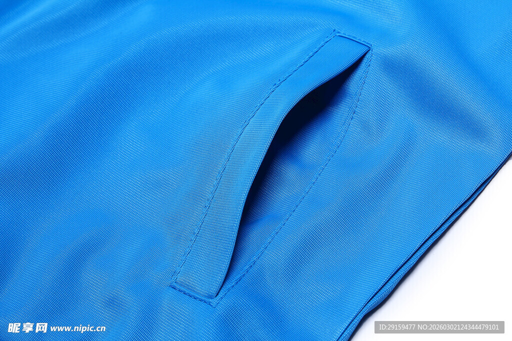 蓝色衣物口袋细节特写