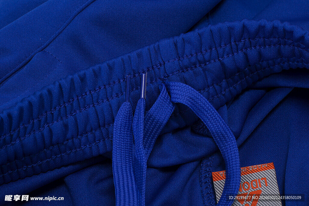 蓝色羽绒服拉链细节特写