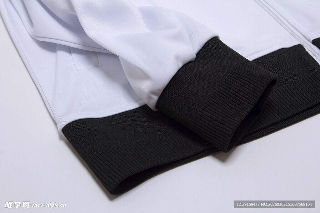 黑白拼接衣物细节展示