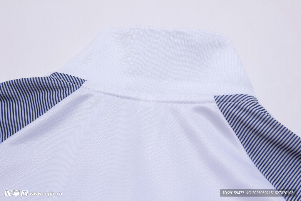 白色拼接高领上衣细节