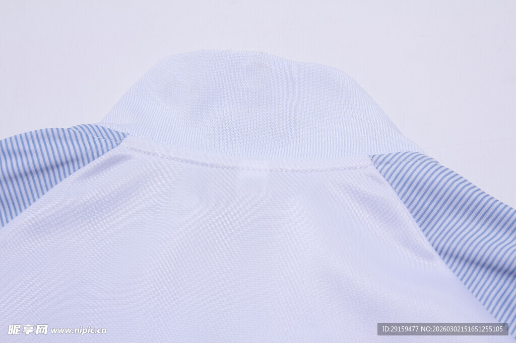 蓝白拼接连帽衣物细节