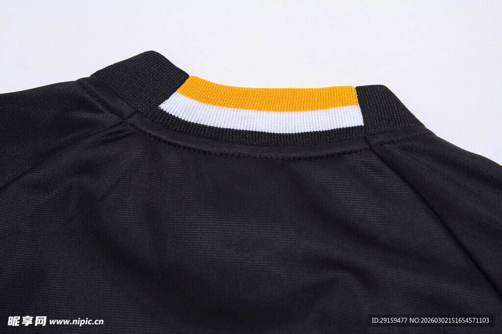 黑色上衣领口细节展示