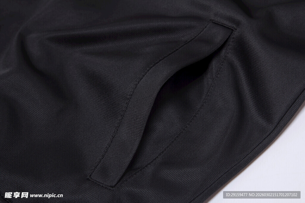 黑色褶皱布料特写