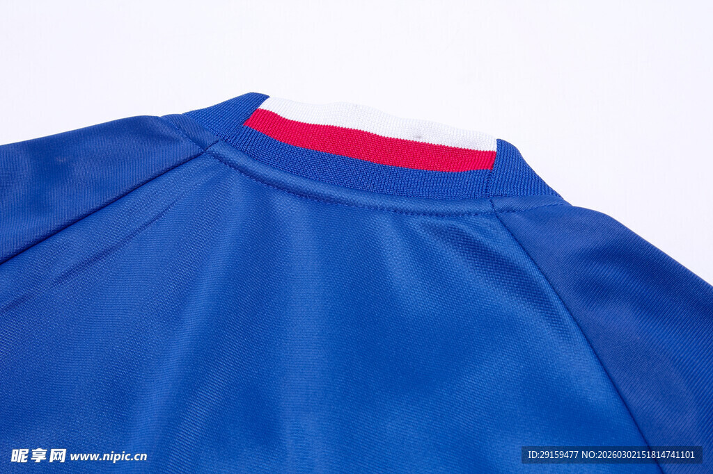 蓝色上衣领口特写