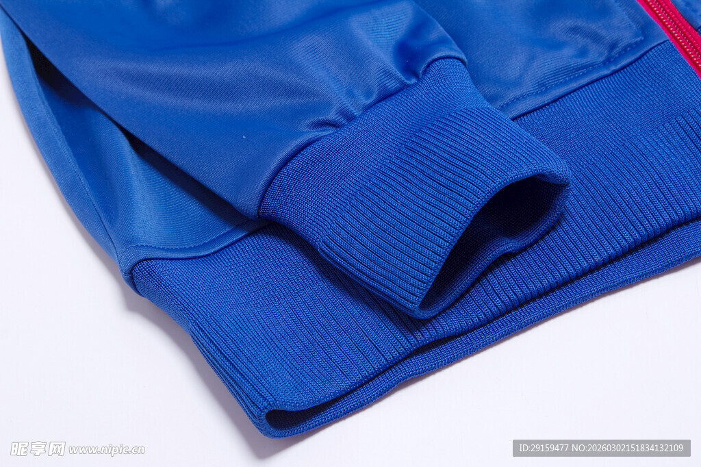 蓝色衣物袖口细节特写