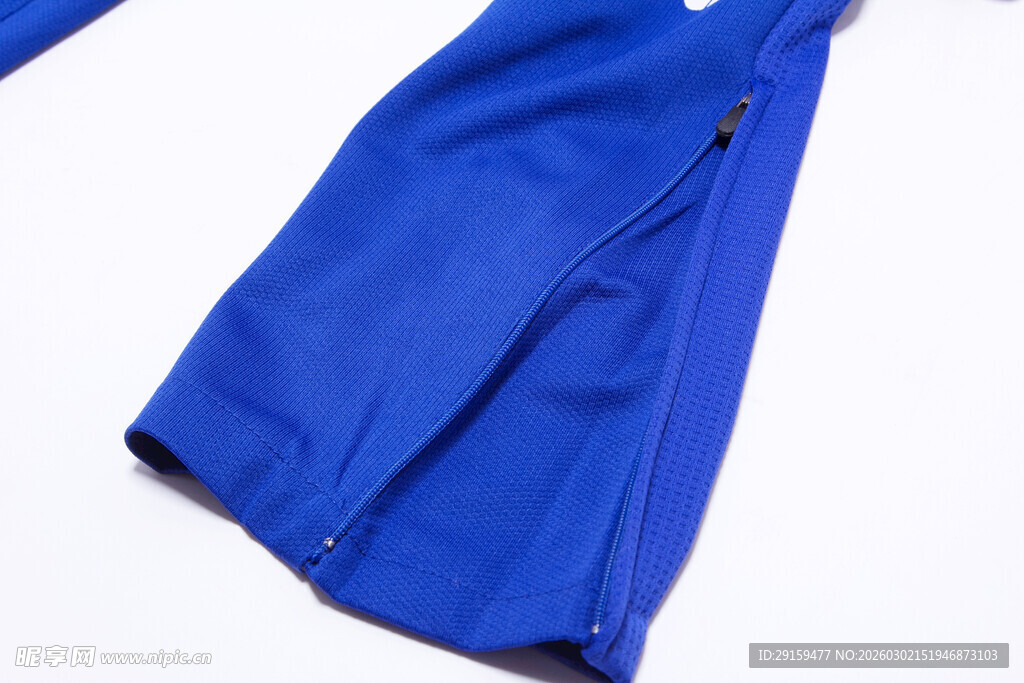 蓝色拉链衣物特写