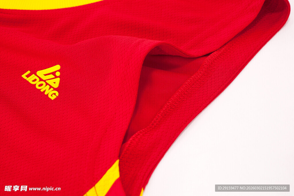 阿迪达斯红色衣物局部特写