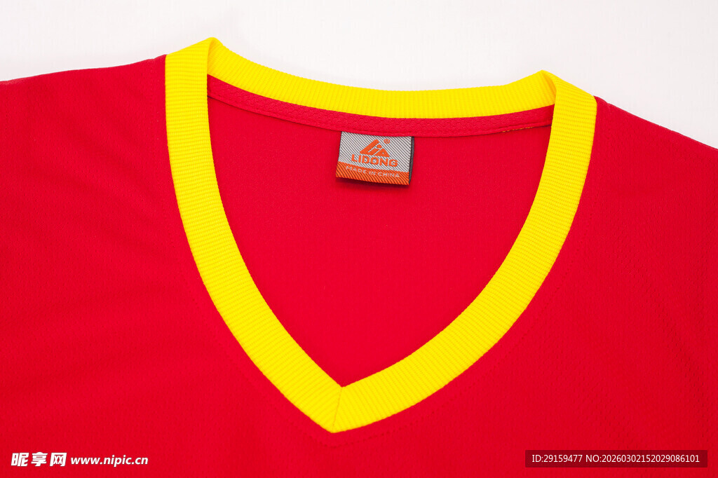 红色V领上衣细节展示