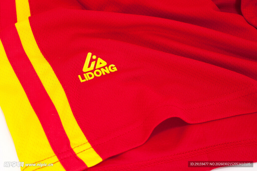 红色运动短裤细节特写